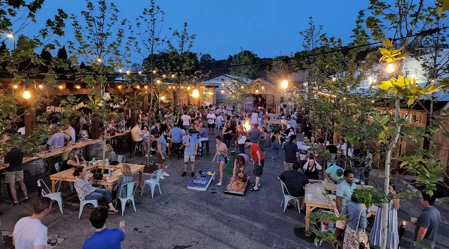 outdoor seating at 314 beet gardne norwalk ct dog friendly